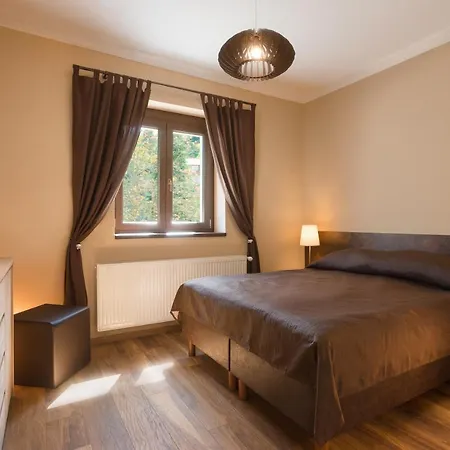 Harangvirag Apartmanhaz - *